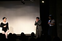 「任せて」という感じで玉に目配せし、歌唱審査にも臨む溜口（左）。