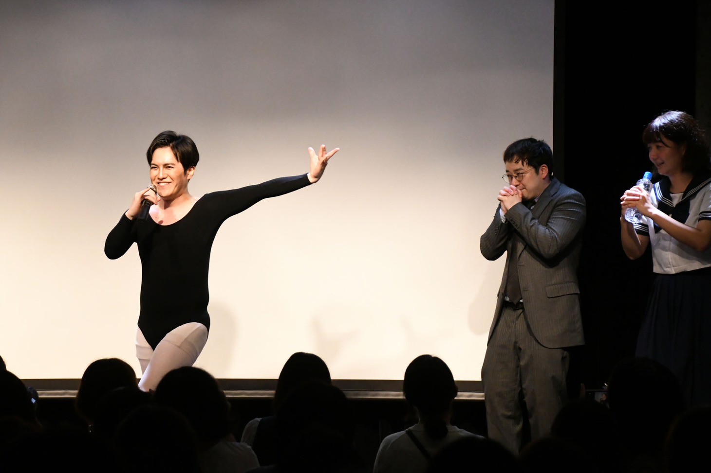 指先まで美しい溜口（左）。