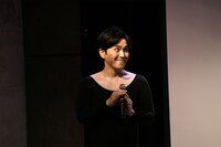 玉に目配せする溜口。