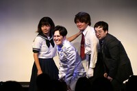 人情劇の最後に踊ってポーズを決め、余韻で縦に揺れる一同。