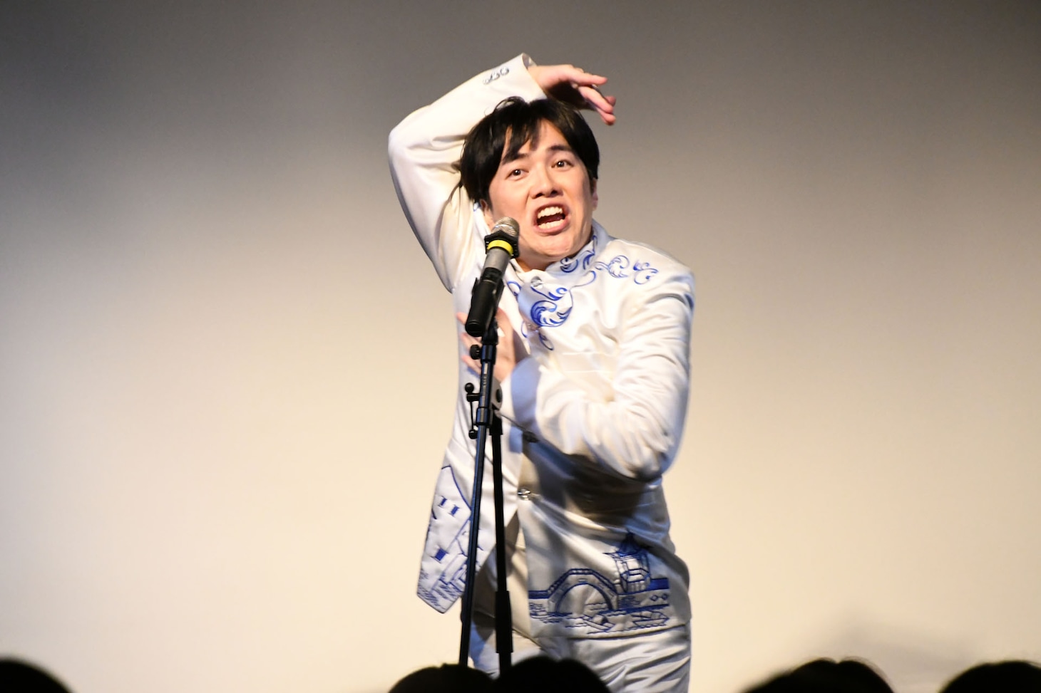 歌う溜口。
