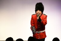 「キンキもタキツバもできない」という動きを見せながら歌う溜口。