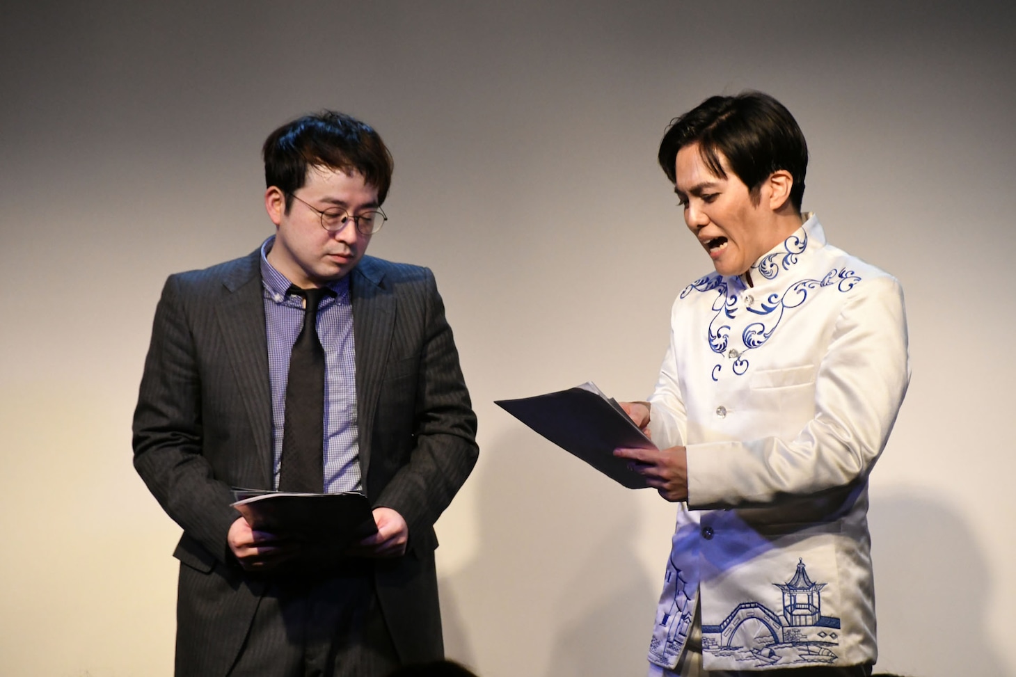 劇場で配布される折込チラシの“ピーク”について語る溜口（右）。