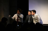 タクシーの運転手にお茶の水女子大学の住所をそらで伝える溜口（右）。