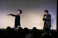 ダンスを披露する溜口（左）。