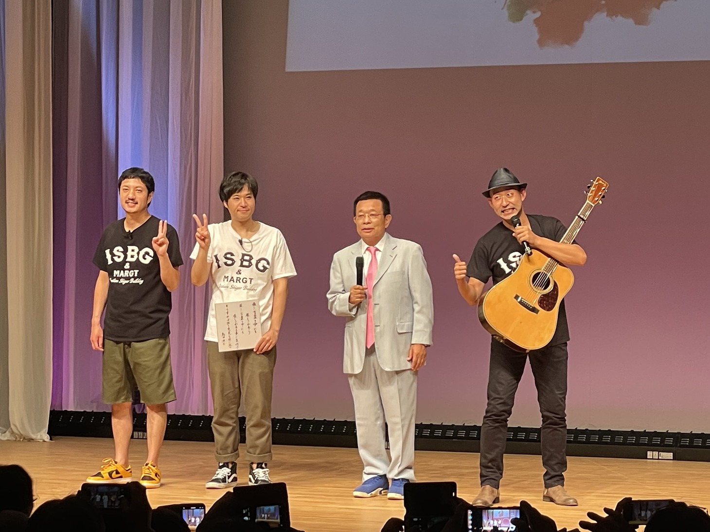 左からイタリアン・シガー・ブルドッグ、島田洋七、そえんじ。