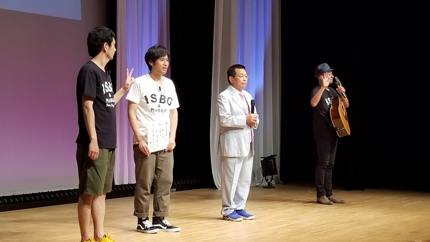 左からイタリアン・シガー・ブルドッグ、島田洋七、そえんじ。