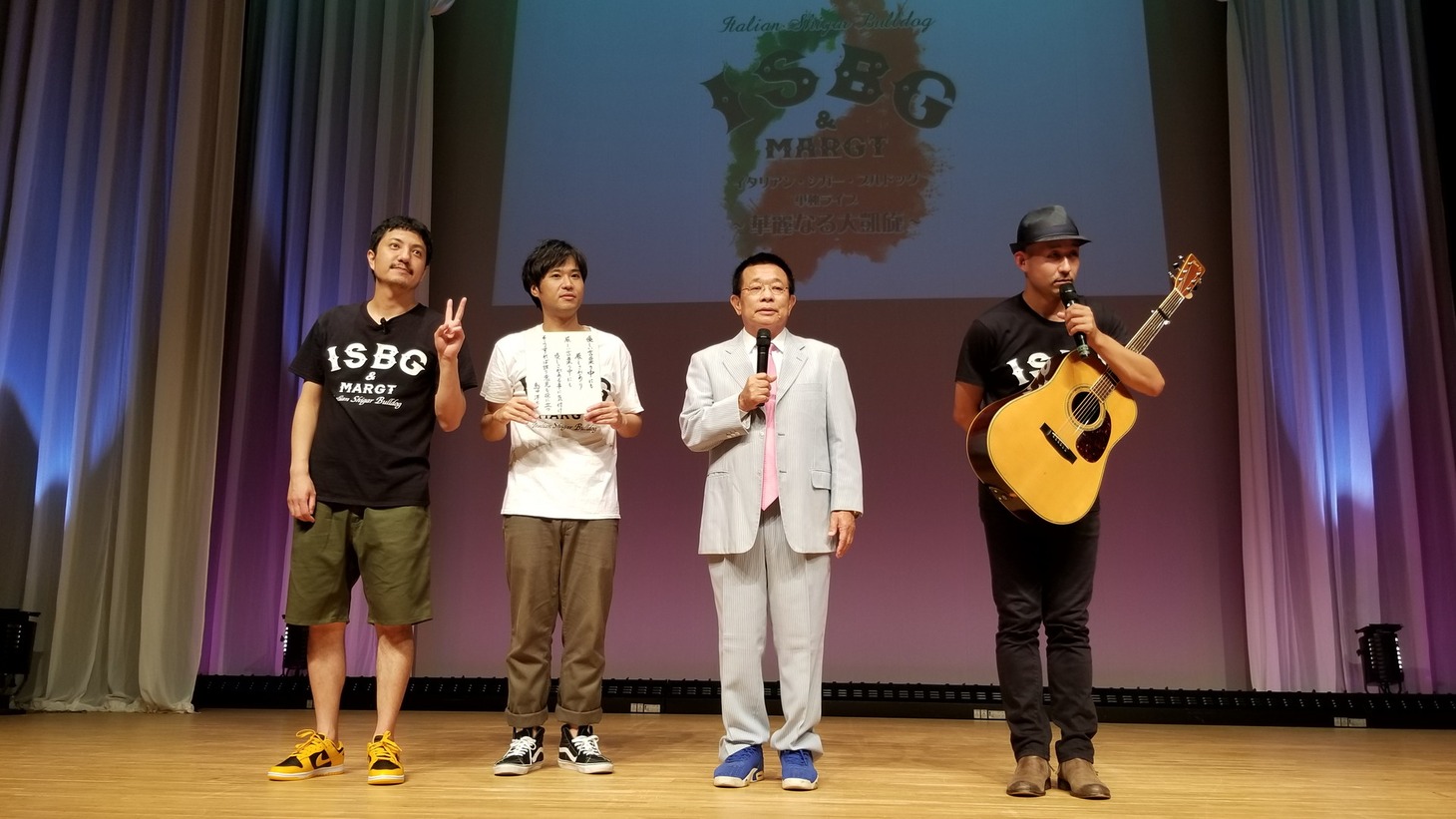 左からイタリアン・シガー・ブルドッグ、島田洋七、そえんじ。