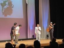 左からイタリアン・シガー・ブルドッグ、島田洋七、そえんじ。