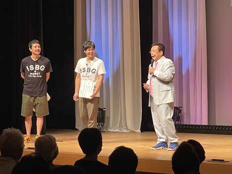 左からイタリアン・シガー・ブルドッグ、島田洋七。