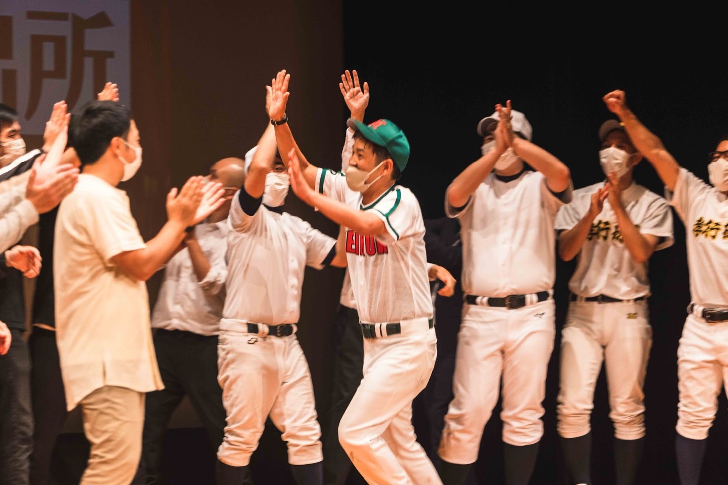 「球-1グランプリ2022」で優勝した瞬間の松尾アトム前派出所。（撮影：杉本大希）