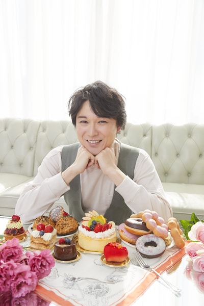 「“秘密のスイーツパーティー”に笑顔を見せる水川かたまり」