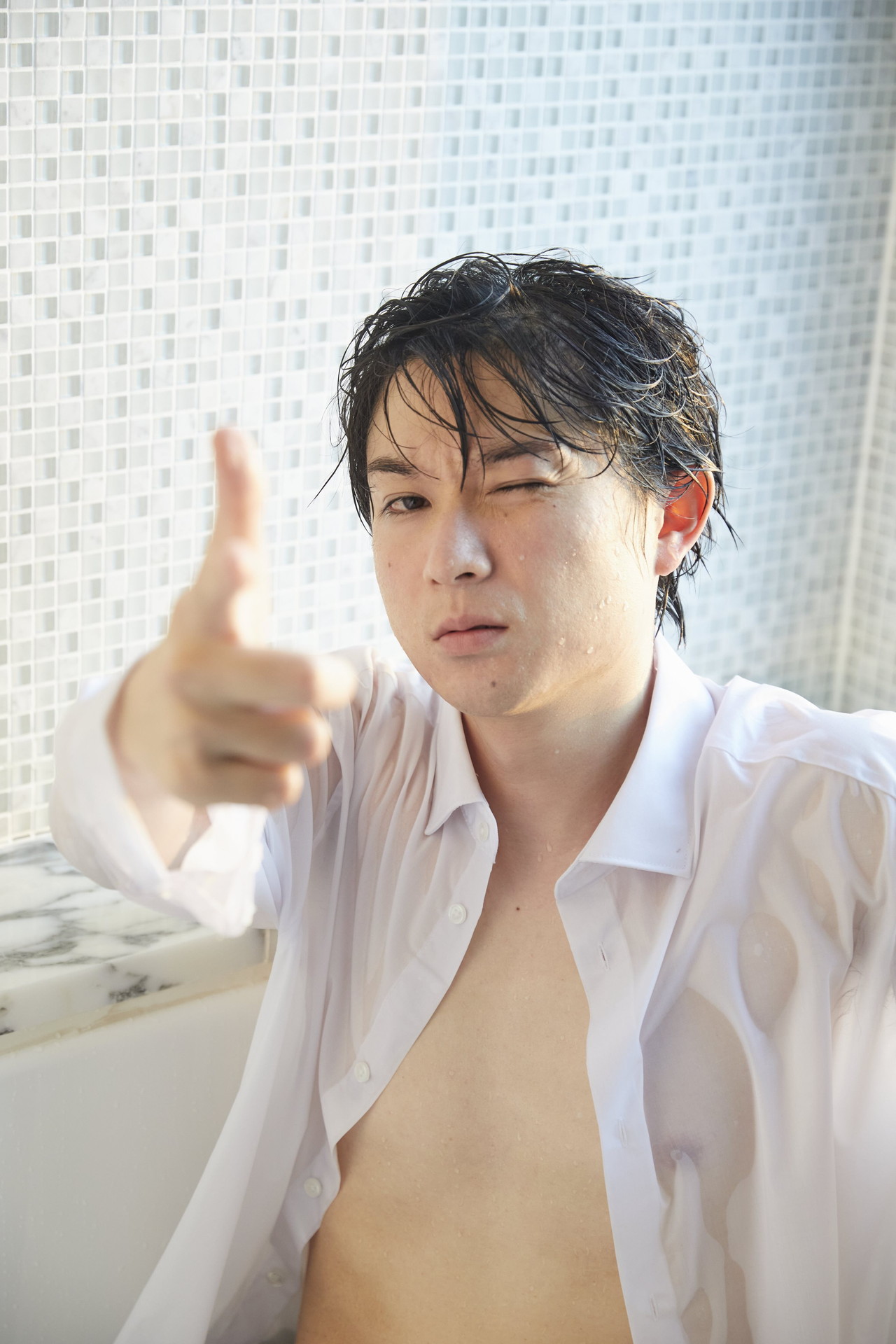 「手でピストルを作り『BANG！』とウィンクする水川かたまり」