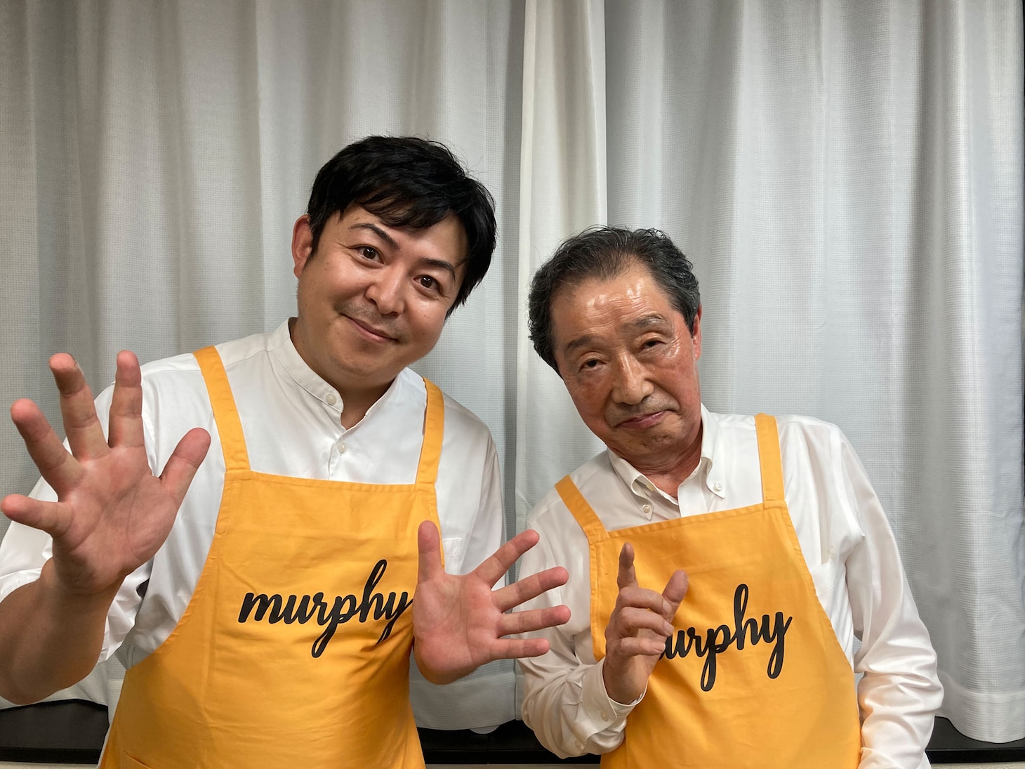 マーフィーいけや（左）とマーフィー岡田（右）。