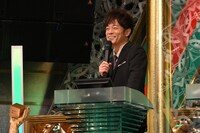 MCの陣内智則。