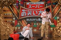 「スーパーお笑い大賞～おもろいやつが得をする～」でネタを披露するニッポンの社長。