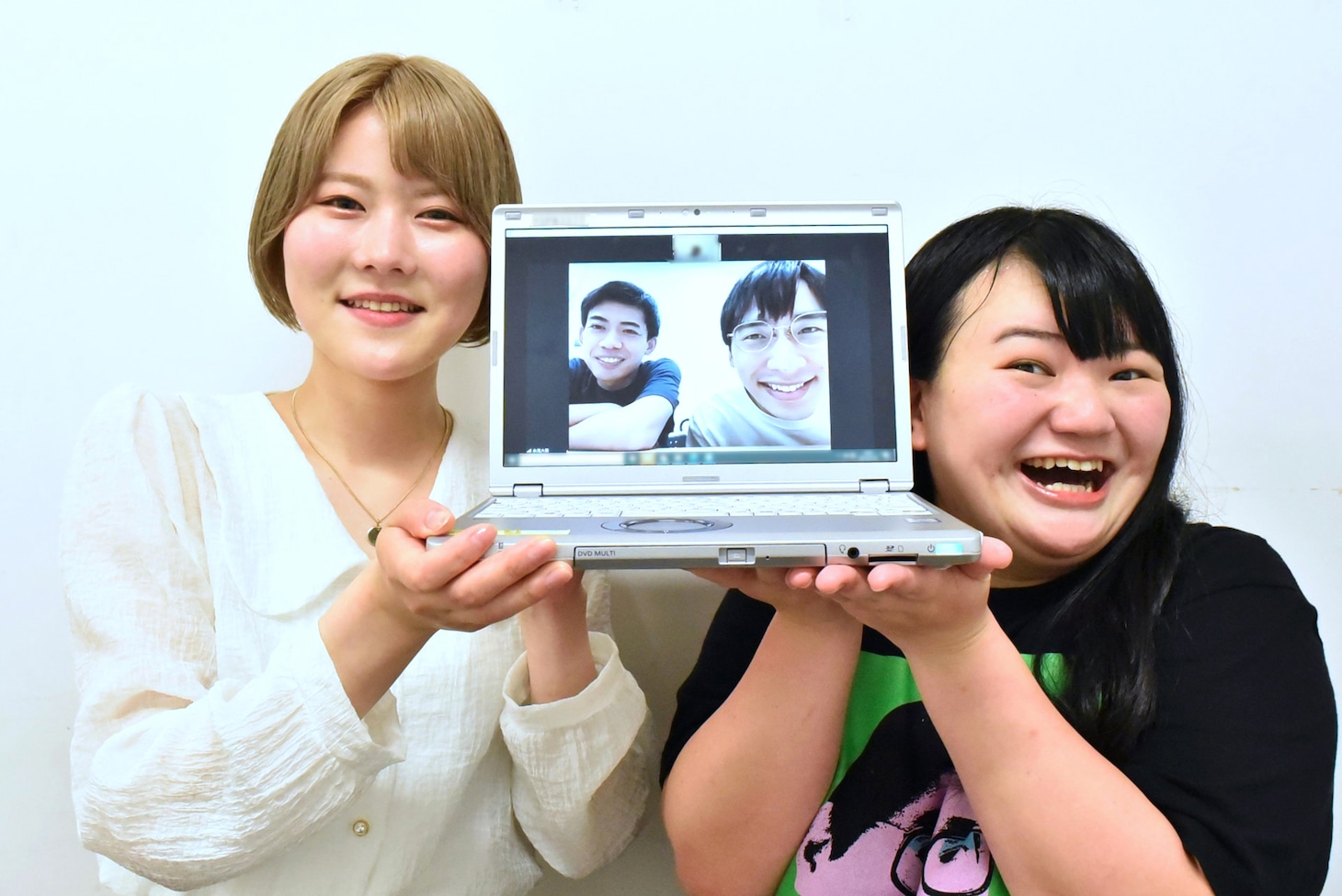 「LIVE STAND 22-23」東京公演に出演するオダウエダと、同期のカベポスター（PC画面内）。