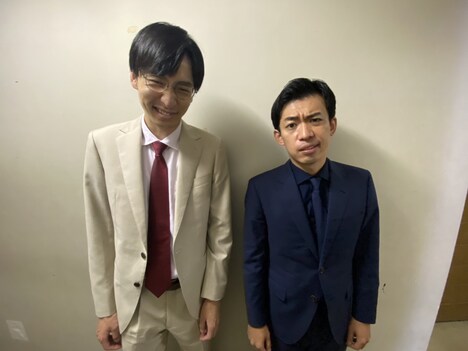 カベポスター。左から、永見、浜田。