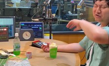 さくらんぼの缶詰の汁がかかったロングコートダディ兎。