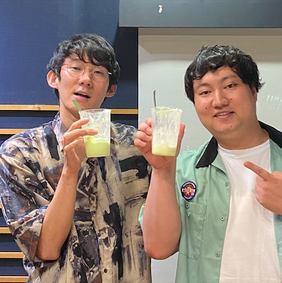 クリームソーダを飲んだロングコートダディ。