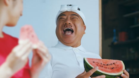 ワイモバイルの新CM「家族はいいのだ」編に出演する出川哲朗。