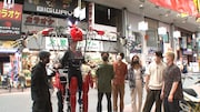 ナインティナイン岡村、2.7メートルの2足歩行ロボに乗って商店街ロケへ