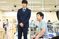左から、綾野剛、浅利陽介。(c)TBS