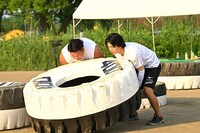 「ザ・モンスターオセロ」に挑む、ノッコン寺田、マヂカルラブリー・野田クリスタル。(c)TBS