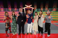 「現役力士VS肉体派芸能人 怪力バトルフィールド」の出演者たち。(c)TBS