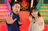 MCの東野幸治と山下美月。(c)TBS