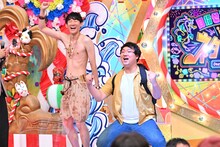 「オールザッツ漫才 真夏のゴールデンSP」でロングコートダディの優勝が決まった場面。