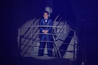 チョコレートプラネット松尾扮するバチェ田バチェ男がスタジオの高所に突如姿を見せたワンシーン。(c)フジテレビ