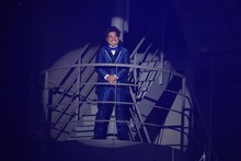 チョコレートプラネット松尾扮するバチェ田バチェ男がスタジオの高所に突如姿を見せたワンシーン。(c)フジテレビ