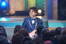 チョコレートプラネット松尾扮するバチェ田バチェ男。(c)フジテレビ