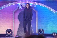 力見力のコーナーに登場した、霜降り明星・粗品扮する粗悪社長。(c)フジテレビ