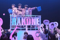 「新しいカギFES！ はこね男子デビューイベント」でデビュー曲「はこねDANCING TRIBE」を披露している最中、トロッコに乗って客席を一周する、はこね男子（チョコレートプラネット松尾、霜降り明星せいや、ハナコ岡部）。(c)フジテレビ