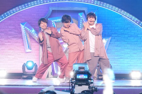 はこね男子の（左から）霜降り明星せいや扮する仙石原せいや、チョコレートプラネット松尾扮する強羅駿、ハナコ岡部扮する小涌谷大。(c)フジテレビ