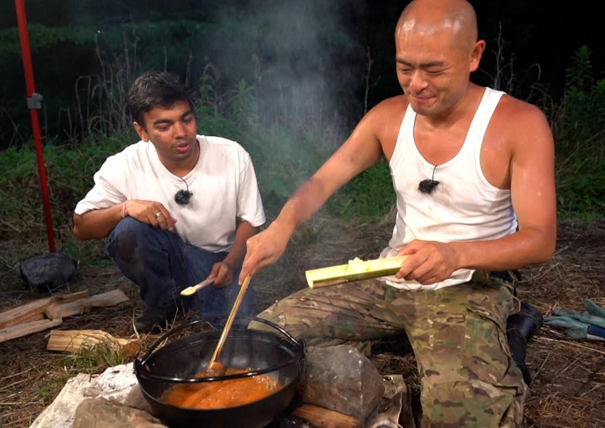 「アイ・アム・冒険少年 2時間SP」でバターチキンカレー作りに臨む、あばれる君と、タッグを組むインドの青年・アチャラチ（左）。(c)TBS