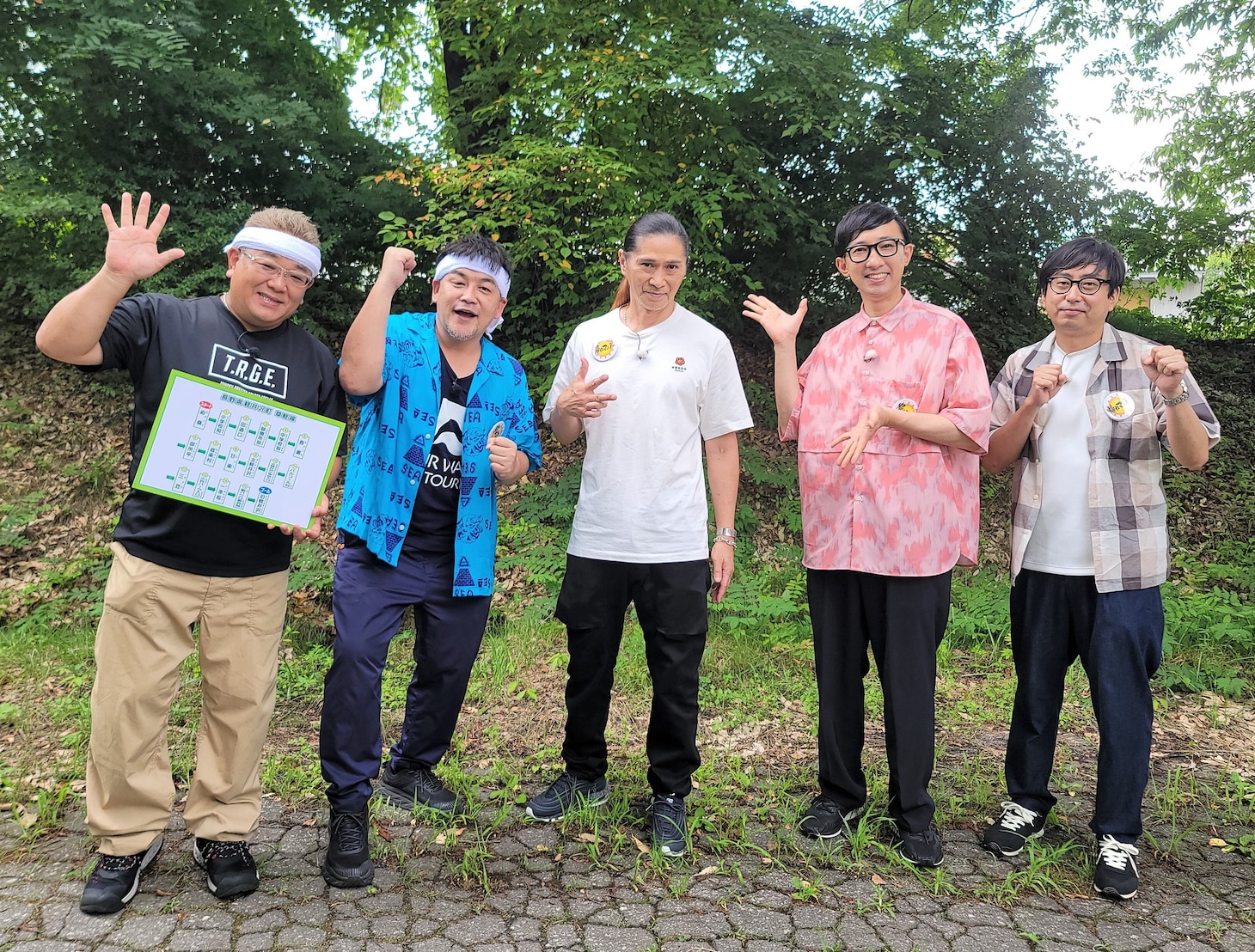 「帰れマンデー見っけ隊!!」に出演する（左から）サンドウィッチマン、SAM、おいでやすこが。(c)テレビ朝日