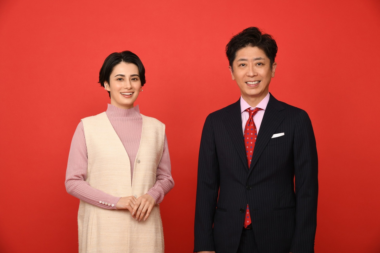 「ニンチド調査ショー」MCの（左から）ホラン千秋、フットボールアワー後藤。(c)テレビ朝日