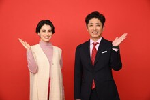 左から、ホラン千秋、フットボールアワー後藤。(c)テレビ朝日