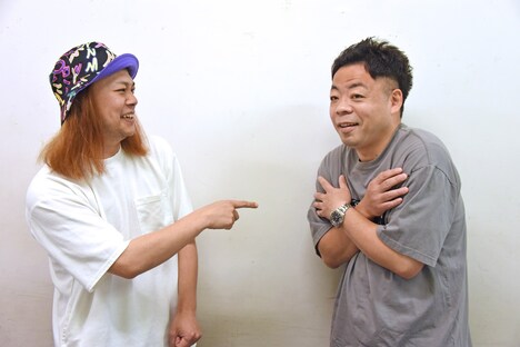 ダイアン・ユースケ（右）のポーズに「トレインスポッティングやないか！」とツッコミを入れる中山功太（左）。