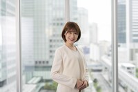 「第13回 ハマサイトの夏祭り」で司会を務める坂口愛美アナウンサー。