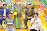 （前列左から）月亭八方、今田耕司と、ミルクボーイ（後列）。(c)ABCテレビ