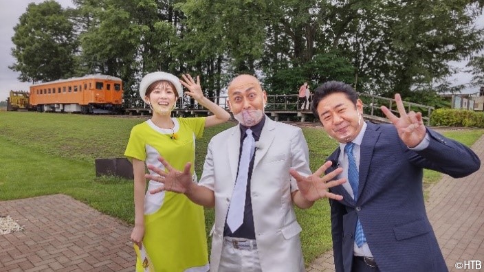 錦鯉と田口彩夏（HTBアナウンサー）。
