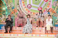 後列左からオダウエダ小田、オダウエダ植田。前列左から石塚英彦、ヨンア、望月理恵。