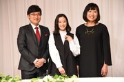 （左から）南海キャンディーズ山里、蒼井優夫妻と、南海キャンディーズしずちゃん。写真は2019年6月の結婚会見より。