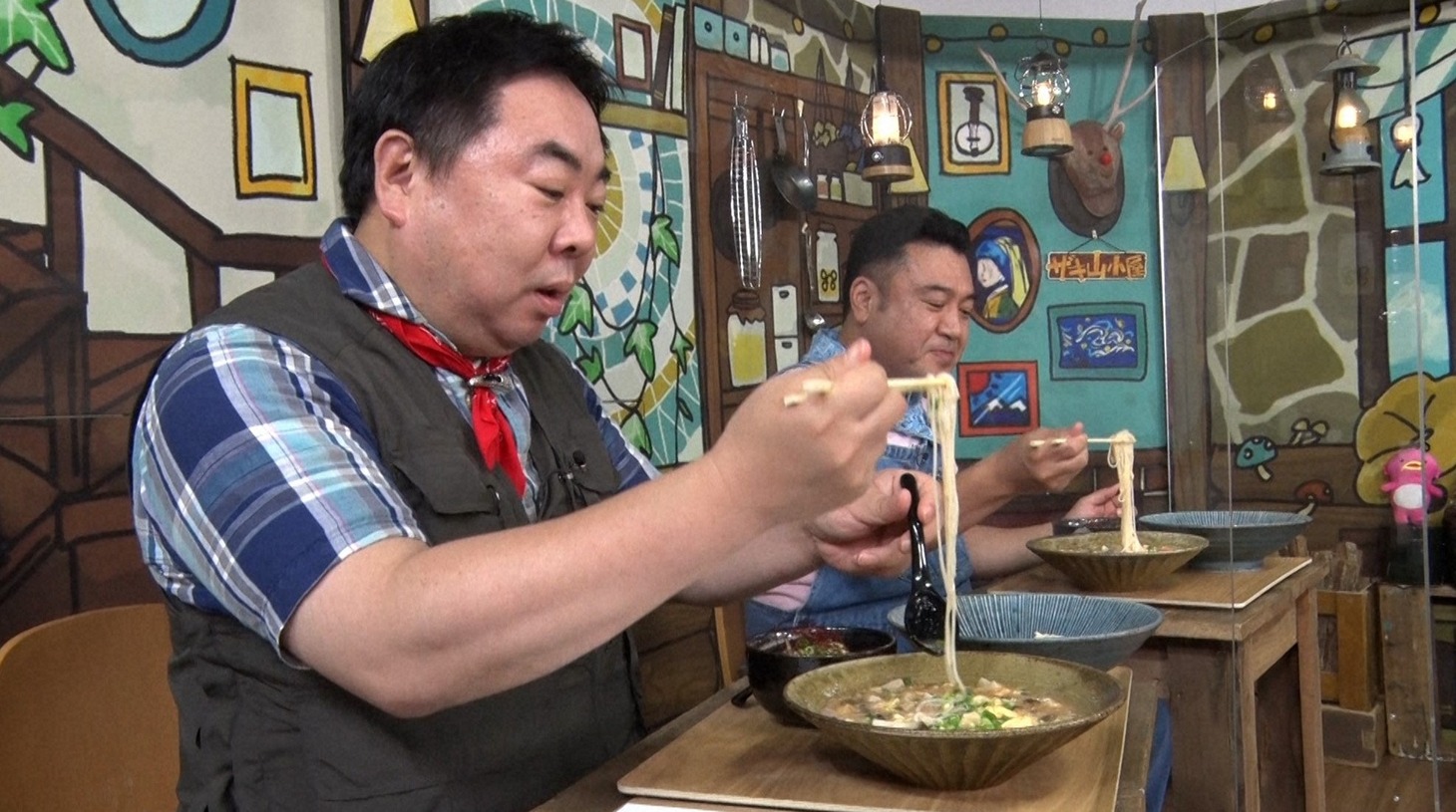 左から、ドランクドラゴン塚地、アンタッチャブル山崎。(c)ABCテレビ