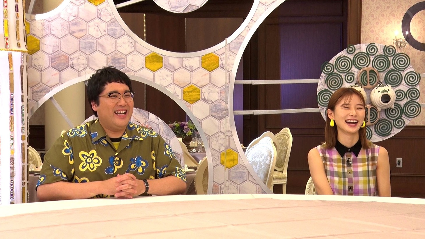 左から村上（マヂカルラブリー）、朝日奈央。(c)フジテレビ