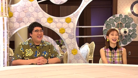 左から、マヂカルラブリー村上、朝日奈央。(c)フジテレビ